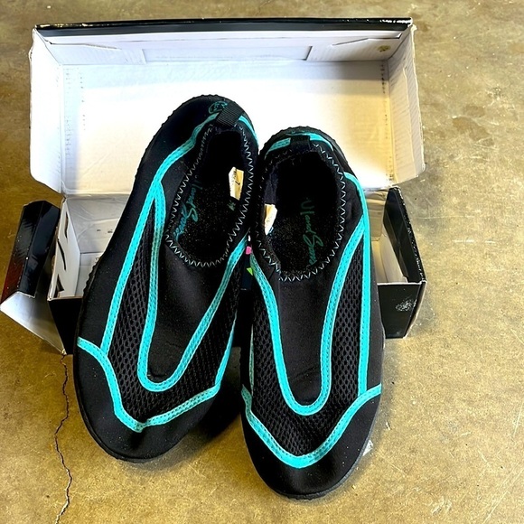 New in Box Maui and Sons black and blue water shoes - Picture 1 of 5